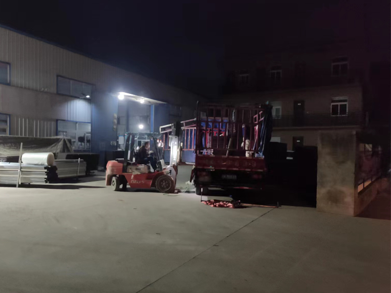 金用護(hù)欄2022年10月26日鋅鋼空調(diào)護(hù)欄裝車發(fā)貨！