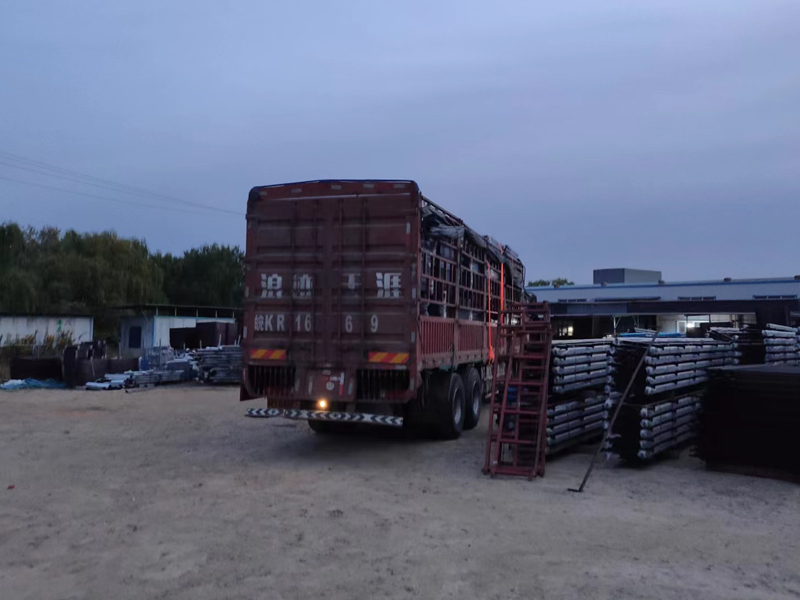 金用護(hù)欄2022年10月29日鋅鋼連廊欄桿裝車發(fā)貨！