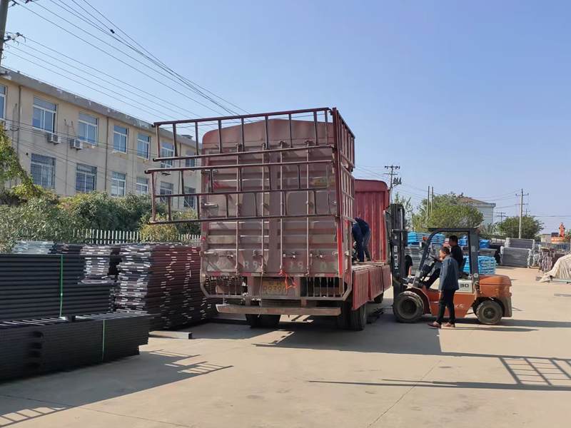 金用護欄2022年11月7日鋅鋼玻璃欄桿裝車發(fā)貨！