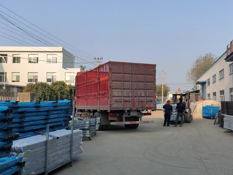 金用護(hù)欄2022年11月18日鋅鋼組裝護(hù)欄裝車發(fā)貨！