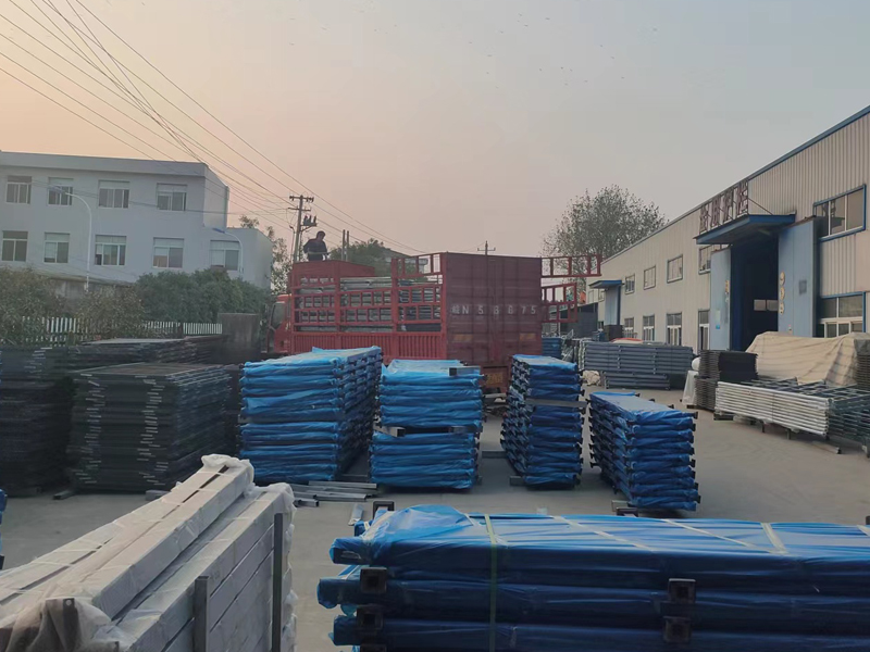 金用護欄2022年11月22日鋅鋼玻璃欄桿裝車發(fā)貨！