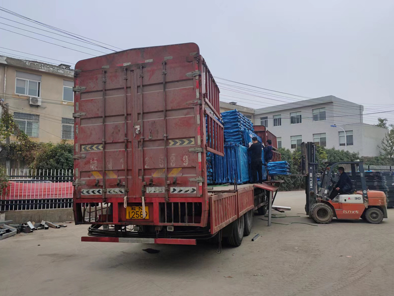 金用護(hù)欄2022年11月23日鋅鋼陽(yáng)臺(tái)護(hù)欄裝車發(fā)貨！