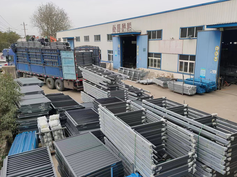 金用護欄2022年12月1日鋅鋼玻璃欄桿裝車發(fā)貨！