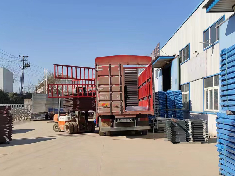 金用護欄2022年12月24日鋅鋼百葉窗裝車發(fā)貨！