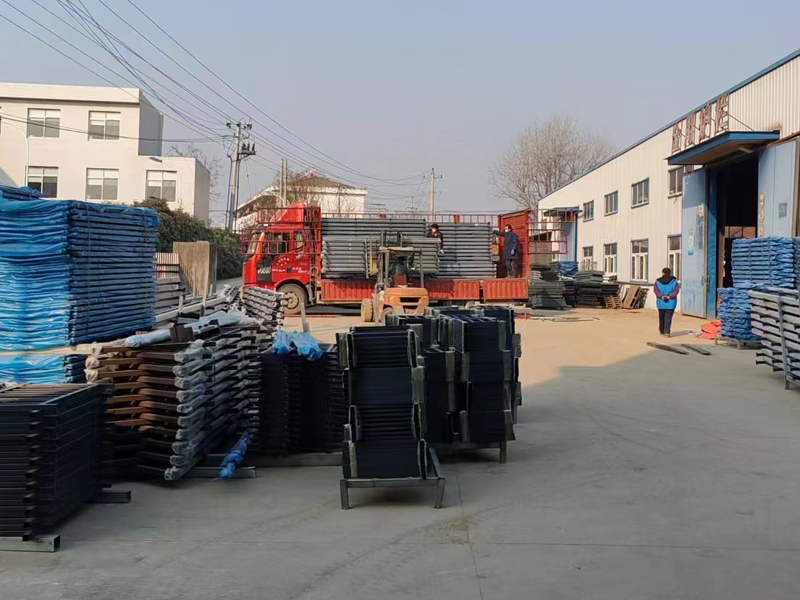 金用護欄2022年12月27日鋅鋼連廊欄桿裝車發(fā)貨！