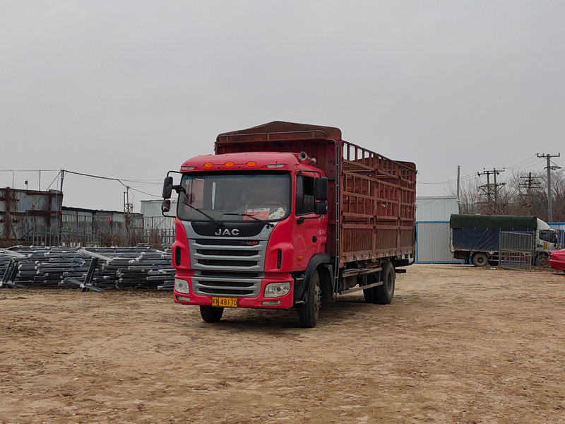 金用護(hù)欄2023年2月22日鋅鋼玻璃欄桿裝車發(fā)貨！