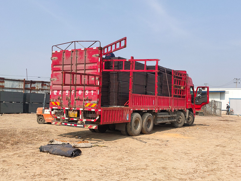 金用護(hù)欄2023年3月2日鋅鋼飄窗欄桿裝車發(fā)貨！