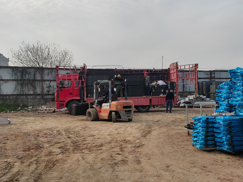 金用護(hù)欄2023年3月28日鋅鋼飄窗欄桿裝車發(fā)貨！