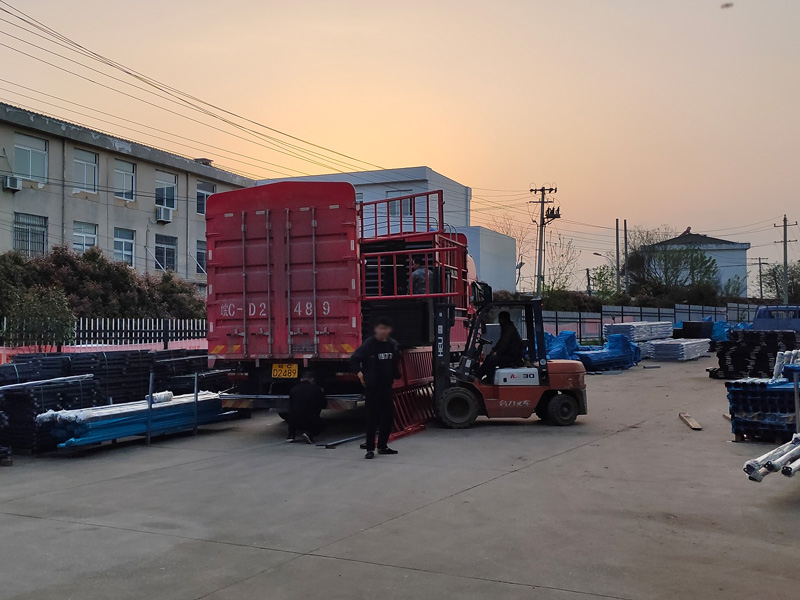 金用護欄2023年4月6日鋅鋼百葉窗裝車發(fā)貨！