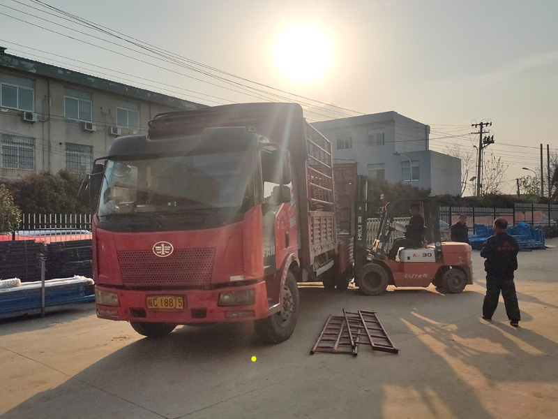 金用護(hù)欄2023年4月8日鋅鋼飄窗欄桿裝車(chē)發(fā)貨！