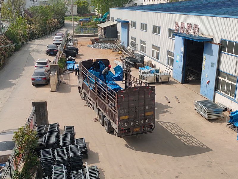 金用護(hù)欄2023年4月15日鋅鋼護(hù)窗欄桿裝車發(fā)貨！