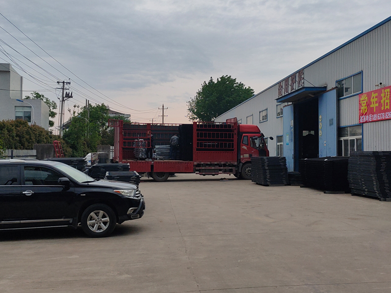 金用護欄2023年4月28日鋅鋼圍墻護欄裝車發(fā)貨！