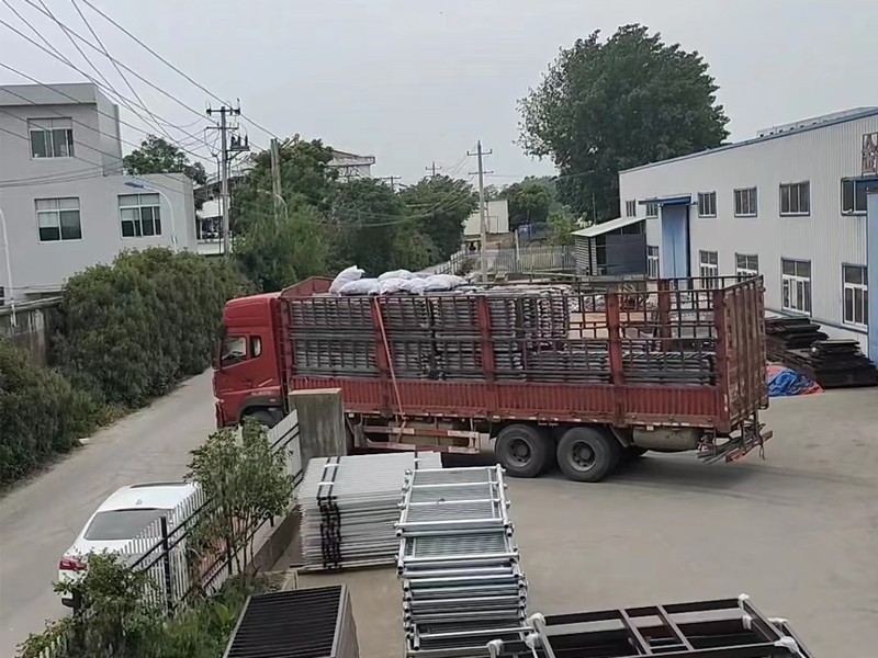金用護(hù)欄2023年5月17日鋅鋼飄窗欄桿裝車發(fā)貨！