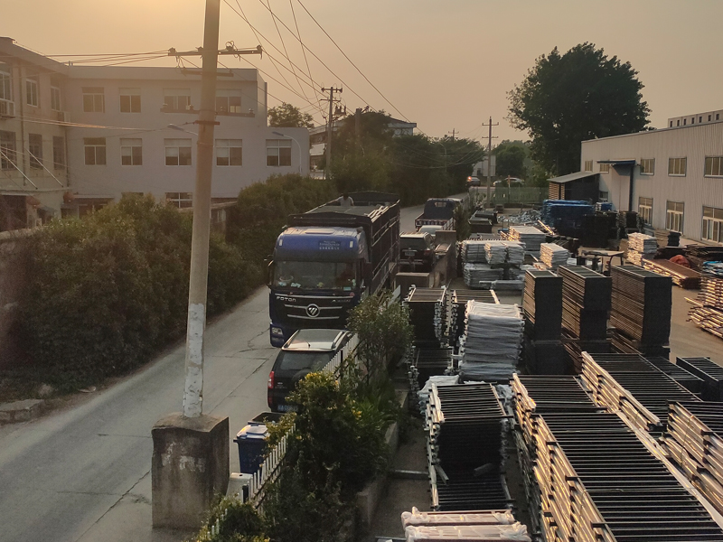 2023年6月16日鋅鋼玻璃護欄裝車發(fā)貨！