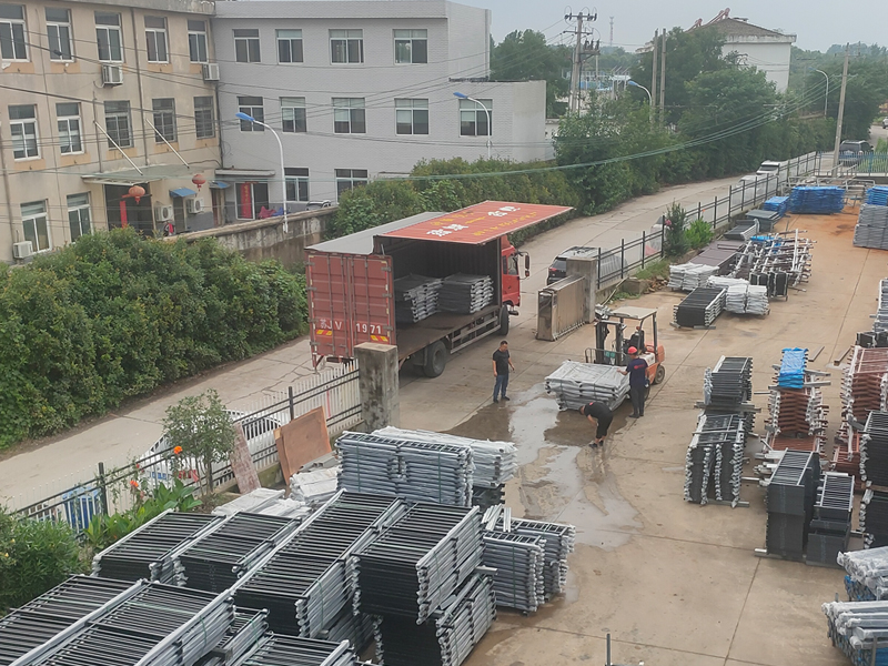 2023年6月25日鋅鋼陽(yáng)臺(tái)欄桿裝車發(fā)貨！