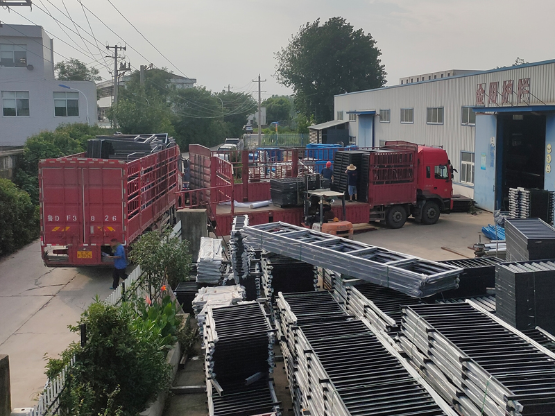 2023年7月3日鋁合金百葉窗裝車發(fā)貨！