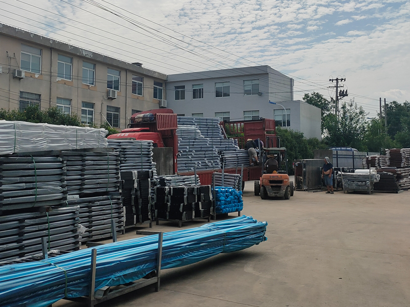 2023年7月10日鋅鋼玻璃護欄裝車發(fā)貨！