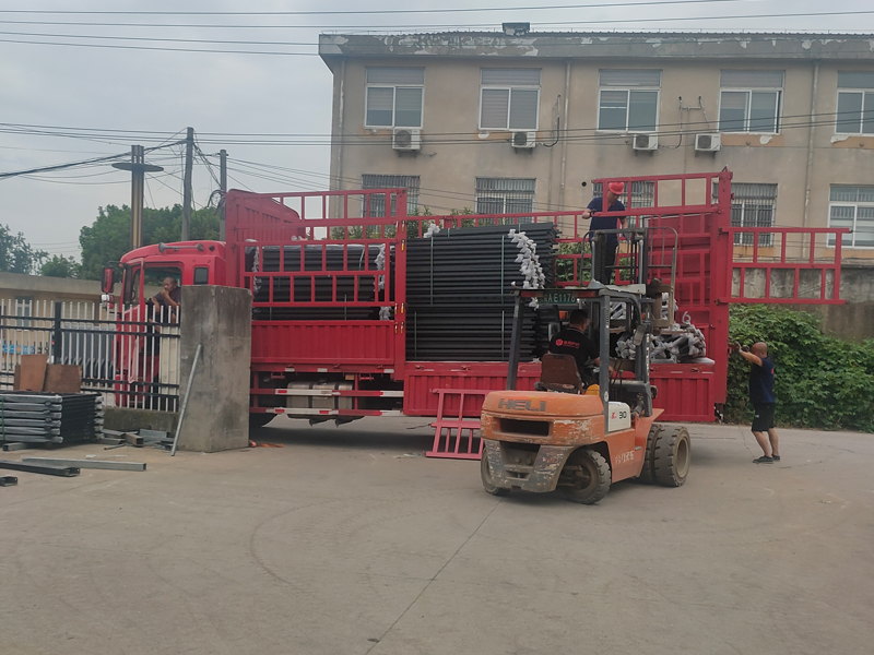 2023年7月17日鋅鋼飄窗護(hù)欄裝車發(fā)貨！