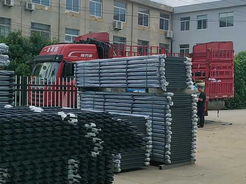 2023年7月25日鋅鋼玻璃護(hù)欄裝車發(fā)貨！