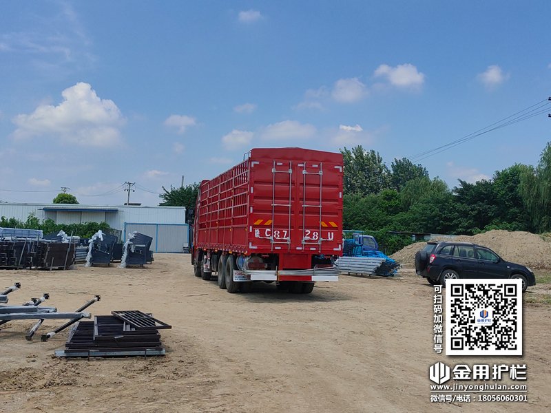 2023年8月8日鋅鋼空調(diào)護(hù)欄裝車發(fā)貨！