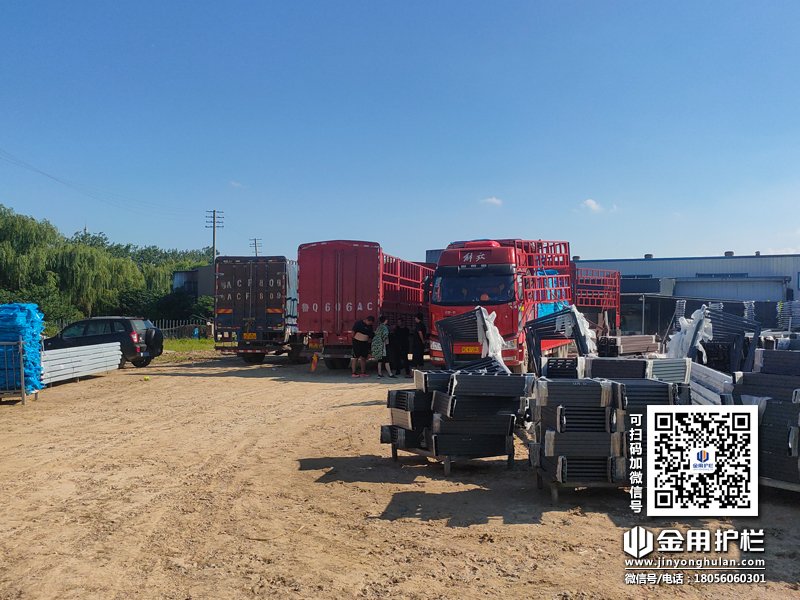 2023年8月10日鋅鋼欄桿百葉裝車發(fā)貨！