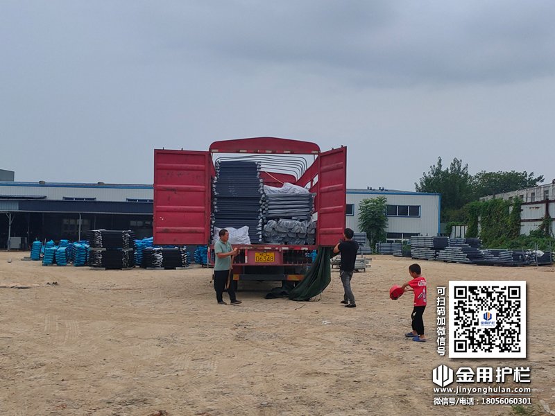 2023年8月23日鋅鋼陽臺(tái)欄桿裝車發(fā)貨！