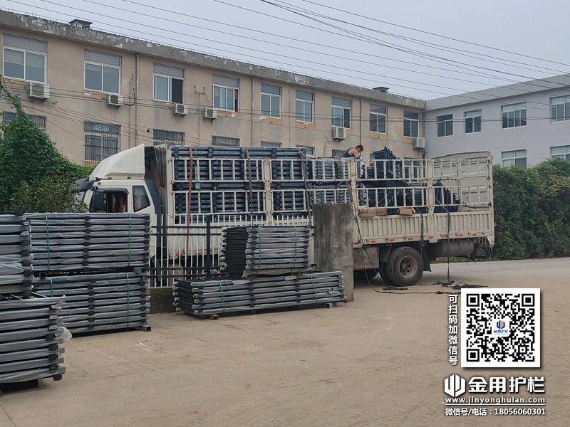2023年10月9日鋅鋼陽(yáng)臺(tái)護(hù)欄裝車發(fā)貨！