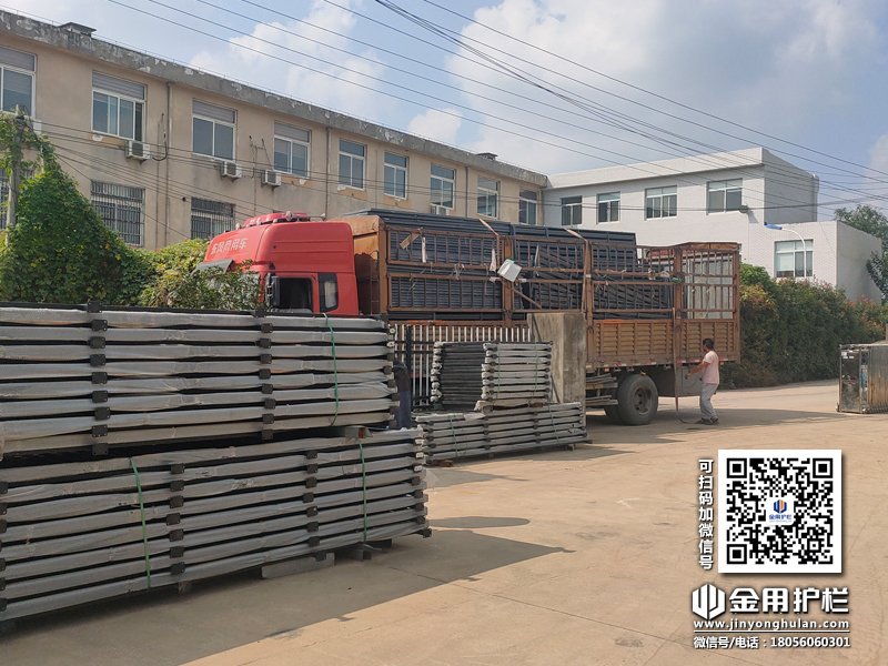 2023年10月12日鋅鋼百葉窗裝車發(fā)貨！