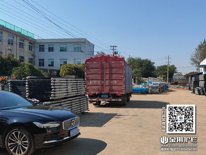 2023年10月25日鋅鋼百葉窗裝車發(fā)貨！