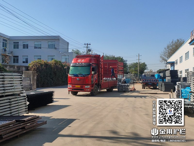 2023年11月4日鋅鋼組裝護(hù)欄裝車發(fā)貨！