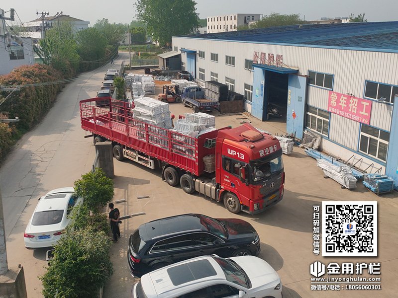 2024年4月16日鋅鋼飄窗護(hù)欄裝車發(fā)貨！