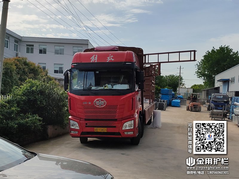 2024年4月24日鋅鋼護(hù)窗欄桿裝車發(fā)貨！