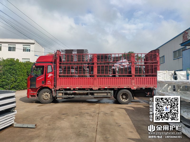 2024年7月13日鋅鋼護(hù)窗欄桿裝車發(fā)貨！