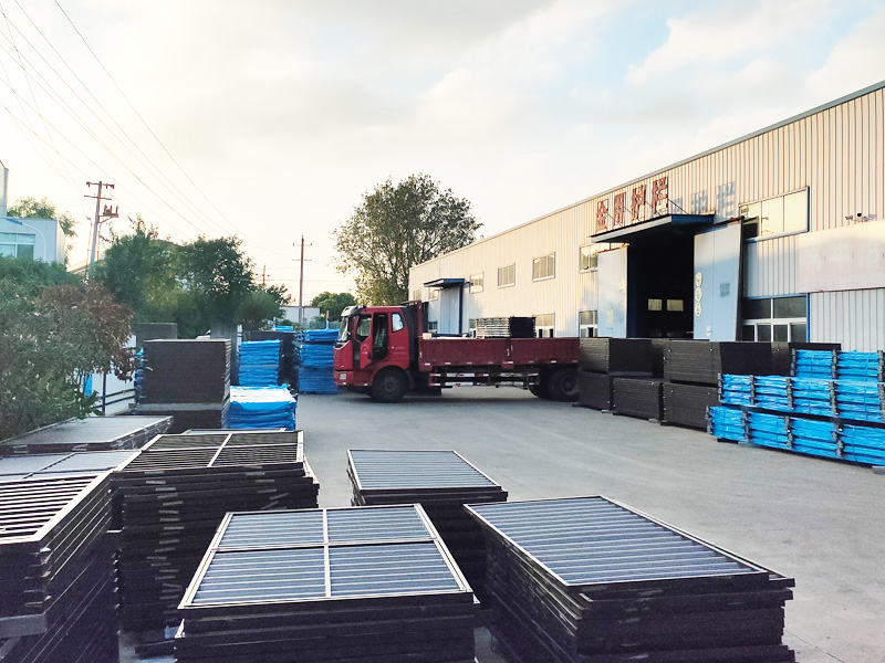 2024年9月13日鋅鋼護(hù)窗欄桿裝車發(fā)貨！