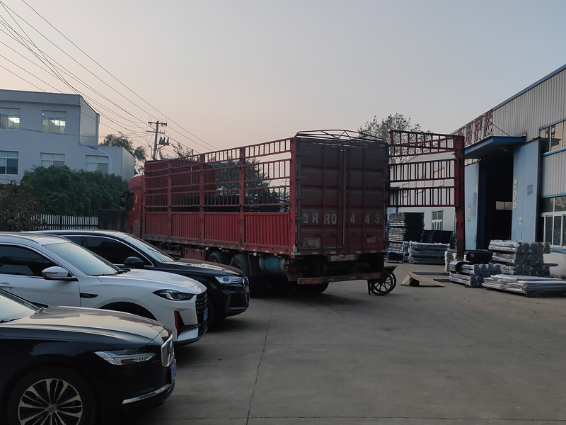 2024年10月25日鋅鋼百葉窗裝車(chē)發(fā)貨！