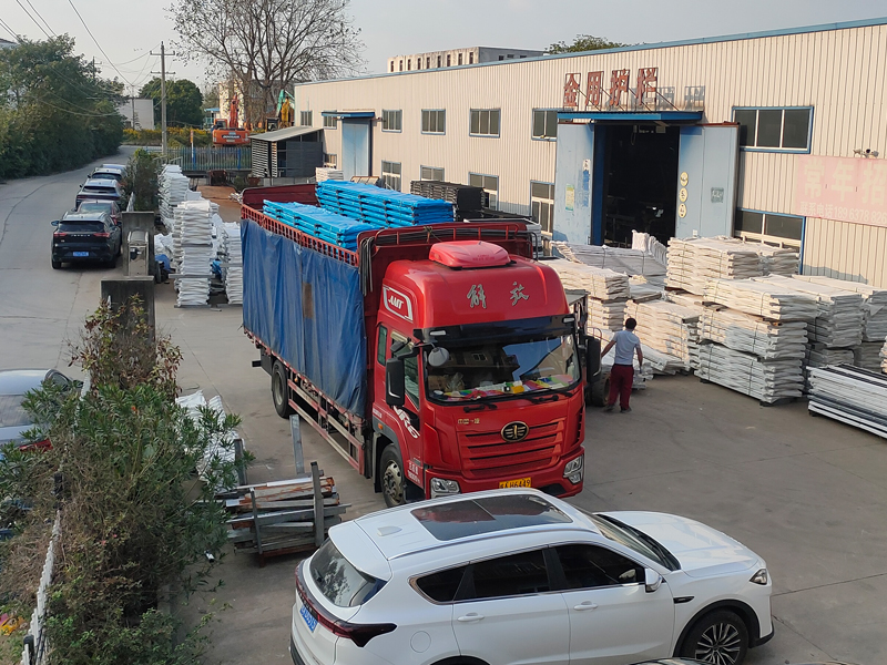 2024年11月2日鋅鋼連廊欄桿裝車發(fā)貨！