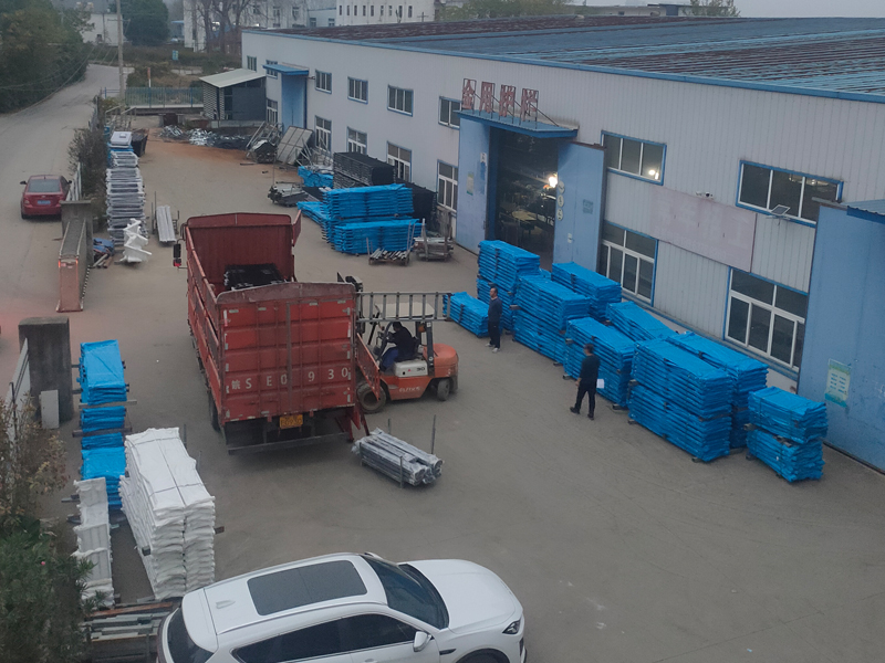 2024年11月18日鋅鋼圍墻護(hù)欄裝車發(fā)貨！