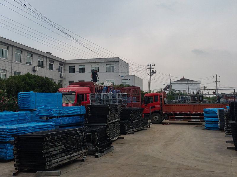 2025年6月14日鋅鋼陽臺(tái)護(hù)欄裝車發(fā)貨！